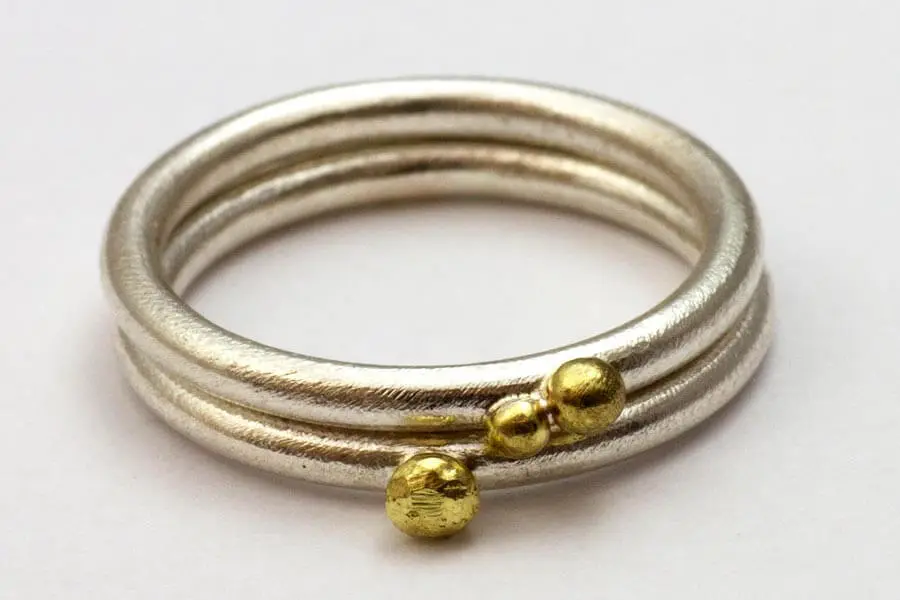 Zwei Beisteckringe aus Silber mit Gold