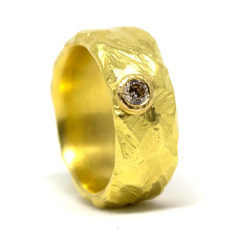 Goldring mit braunem Diamant