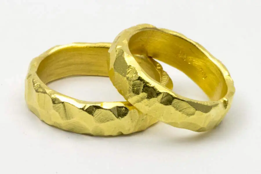 Trauringe aus Gold mit Struktur